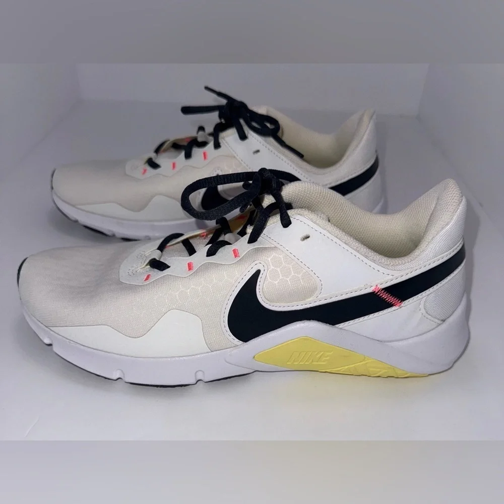 Nike Legend Essential 2 Women’s Training Sneakers White/Black Size 11.5 NWOT